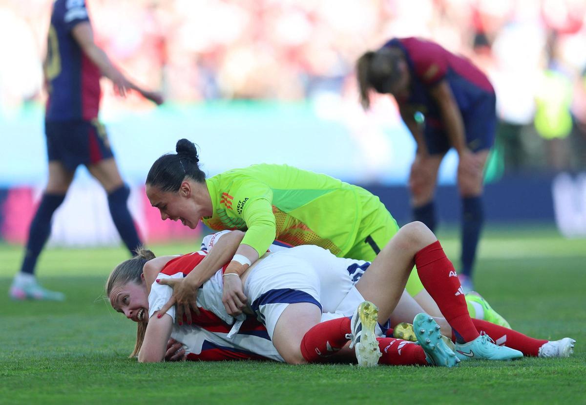 Las jugadoras del Arsenal celebran la Champions conquistada en Lisboa frente al Barça.