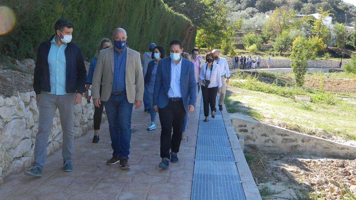 Recorrido de las autoridades por la senda recién arreglada.