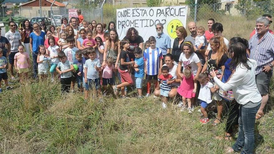 Numerosos vecinos se concentraron ayer en los terrenos previstos para el parque infantil. // Rafa Vázquez