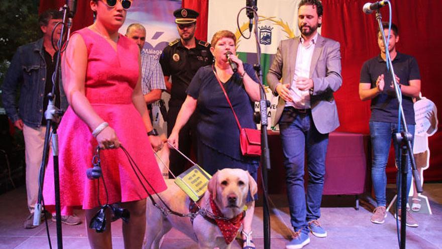 Lourdes Fernández, en el momento de recibir el galardón por su civismo.