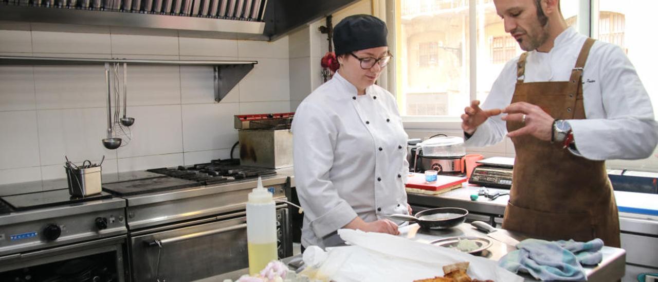 Elsa Hoskio realizando prácticas en el restaurante de Jorge Sanus.