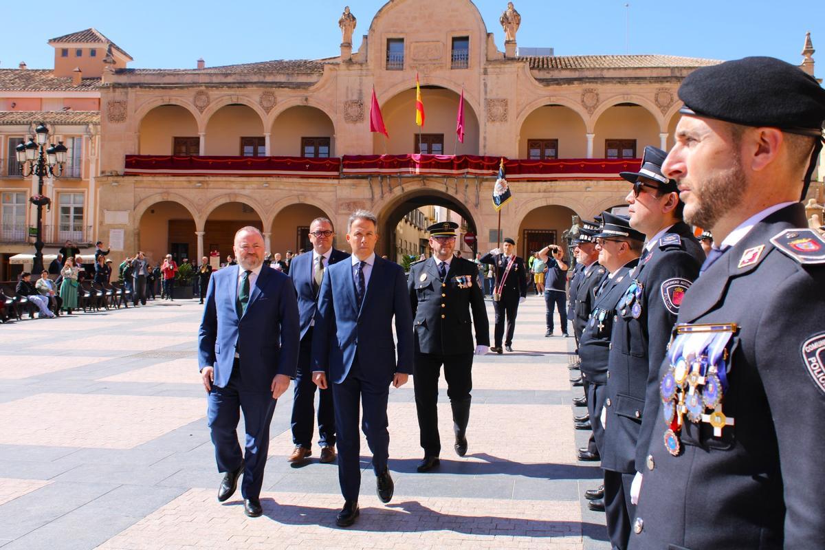 El alcalde de Lorca, Fulgencio Gil, y el embajador de Irlanda en España, Brian Glynn, pasaban revista.