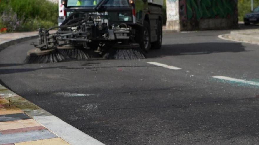 Empleados municipales limpian la sangre del lugar del suceso.