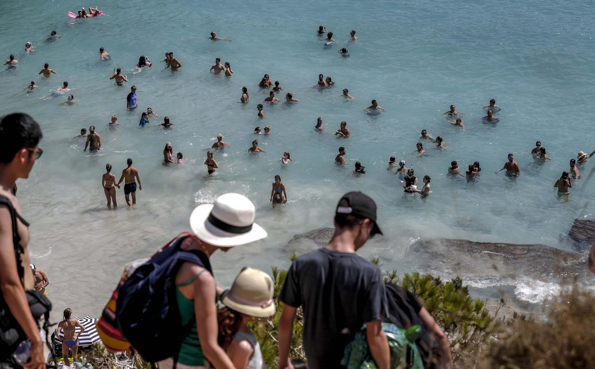 Fotos | El Caló des Moro, saturado de turistas