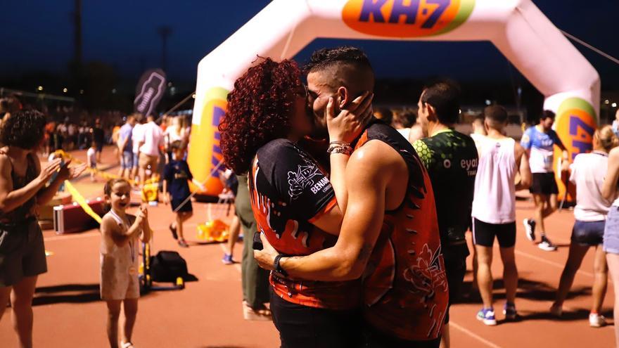 Un atleta de Benamejí le pide matrimonio a su pareja en la meta de la Nocturna Trotacalles
