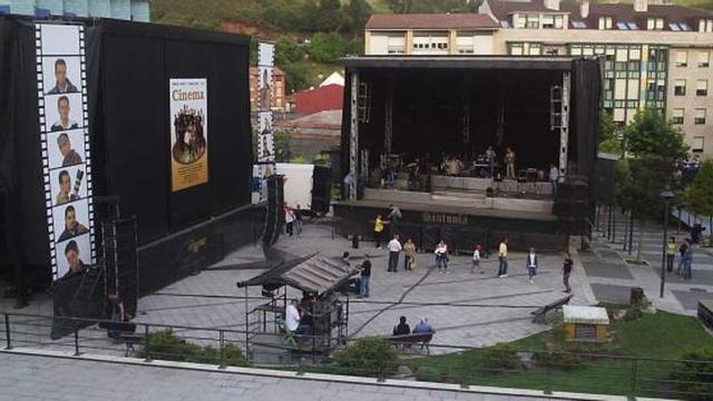 Una orquesta en el escenario del parque de Les Conserveres, donde se concentran los actos musicales de las fiestas candasinas.