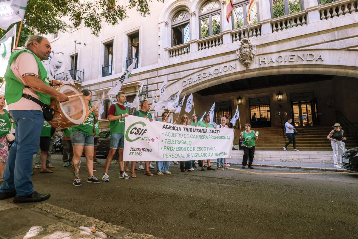 Paro de 24 horas de los funcionarios de Hacienda de Mallorca, en imágenes