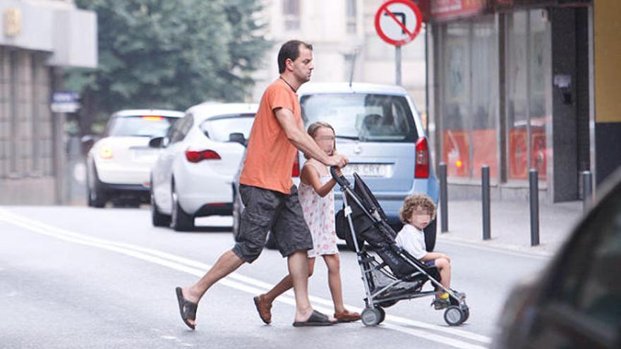 Dos punts emblemàtics  Un home amb dos infants creuant la ronda Ferran Puig, al costat de les vies - a l&#039;esquerra- i un grup de joves creuant el carrer Emili Grahit -a la dreta.