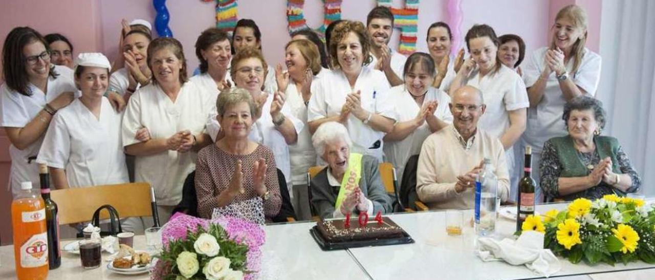 Isaura Rodríguez, con sus familiares y cuidadores. // Brais Lorenzo