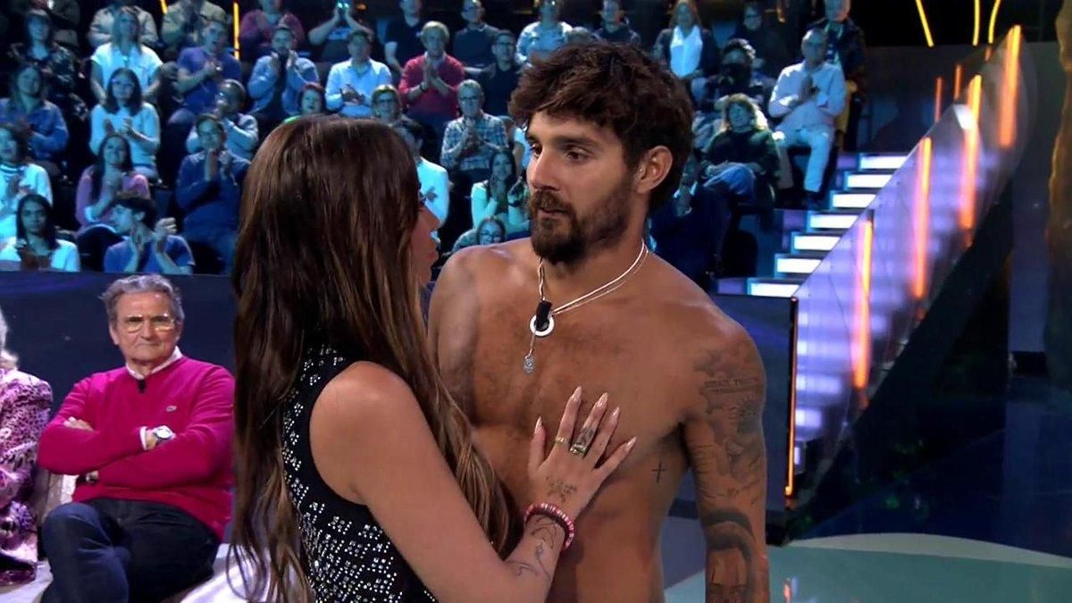 Manuel y Gabriella (‘Supervivientes’) pasan del amor a los abogados y al morreo en directo