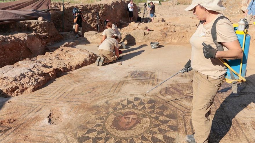 GALERÍA | Mérida saca a la luz el gran mosaico de Medusa