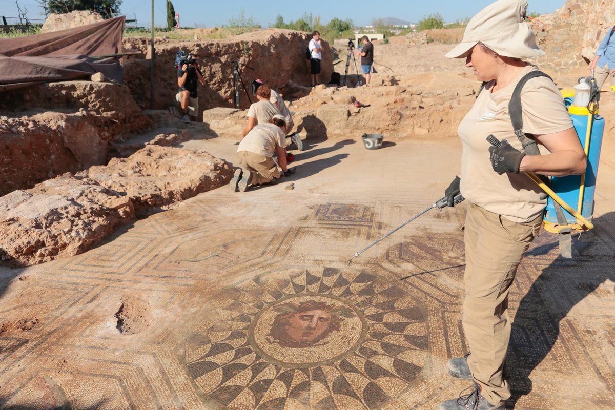 GALERÍA | Mérida saca a la luz el gran mosaico de Medusa