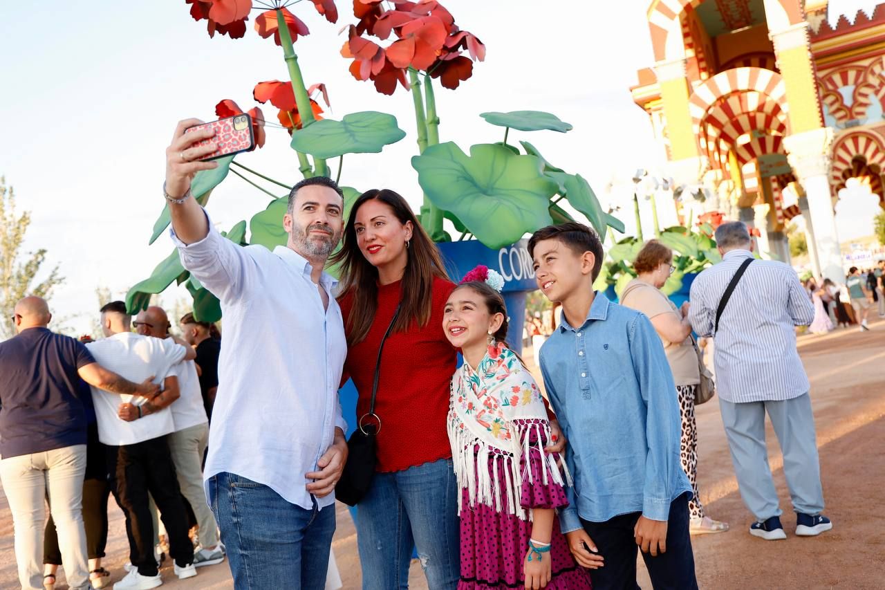 El Arenal se anima desde primera hora en el día del inicio de la Feria de Córdoba