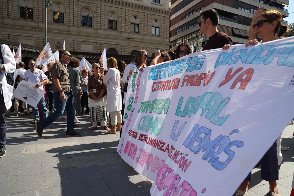 Los médicos protestan en la plaza de la Muntanyeta.