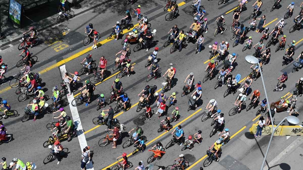 Manifestación festiva de todos los Bicibús por las calles de Barcelona.