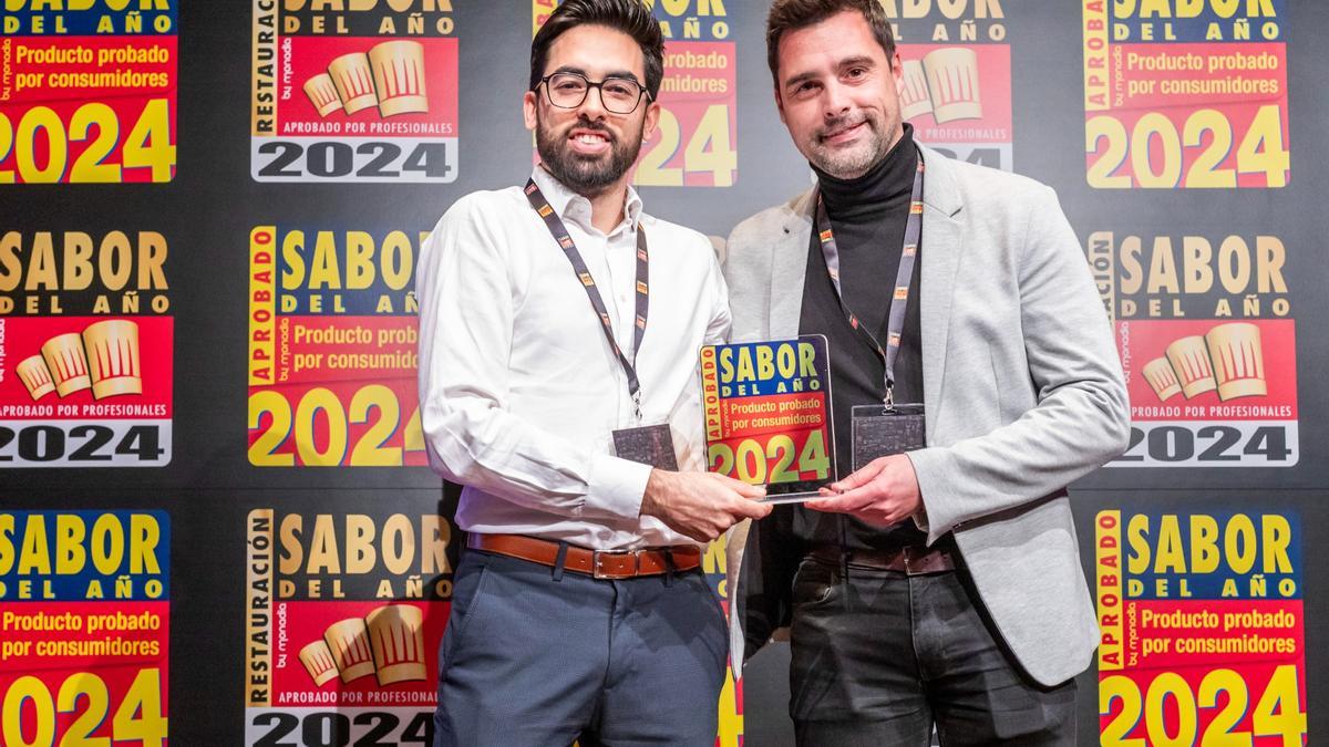 Miguel Gironés, Brand Manager de Platos Preparados (izquierda) y José Marsilla, Brand Manager de Elaborado (derecha) reciben el galardón ‘Sabor del Año 2024’ por la gama Rolling &amp; Salsa.