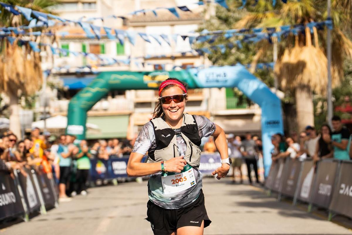 Emelie cruzando la meta en tercera posición en Port de Sóller