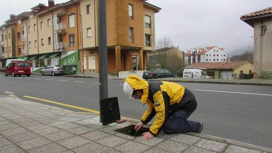 Un operario realiza trabajos previos a la instalación de cámaras en Posada de Llanes.