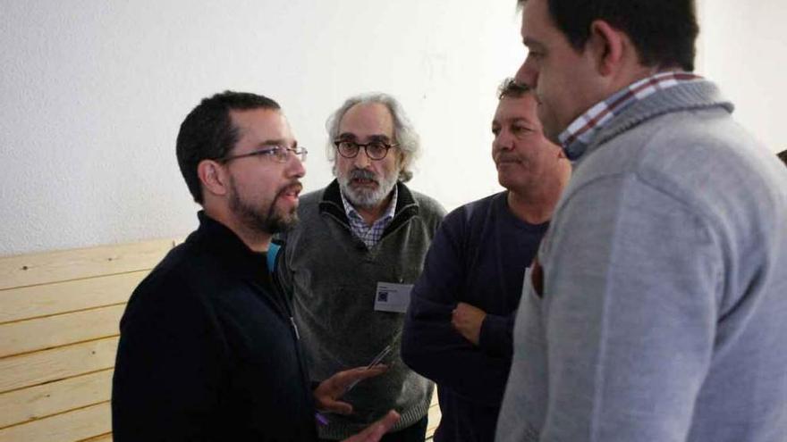 El padre de Pablo Iglesias (izquierda), entre algunos de los asistentes a la jornada autonómica.