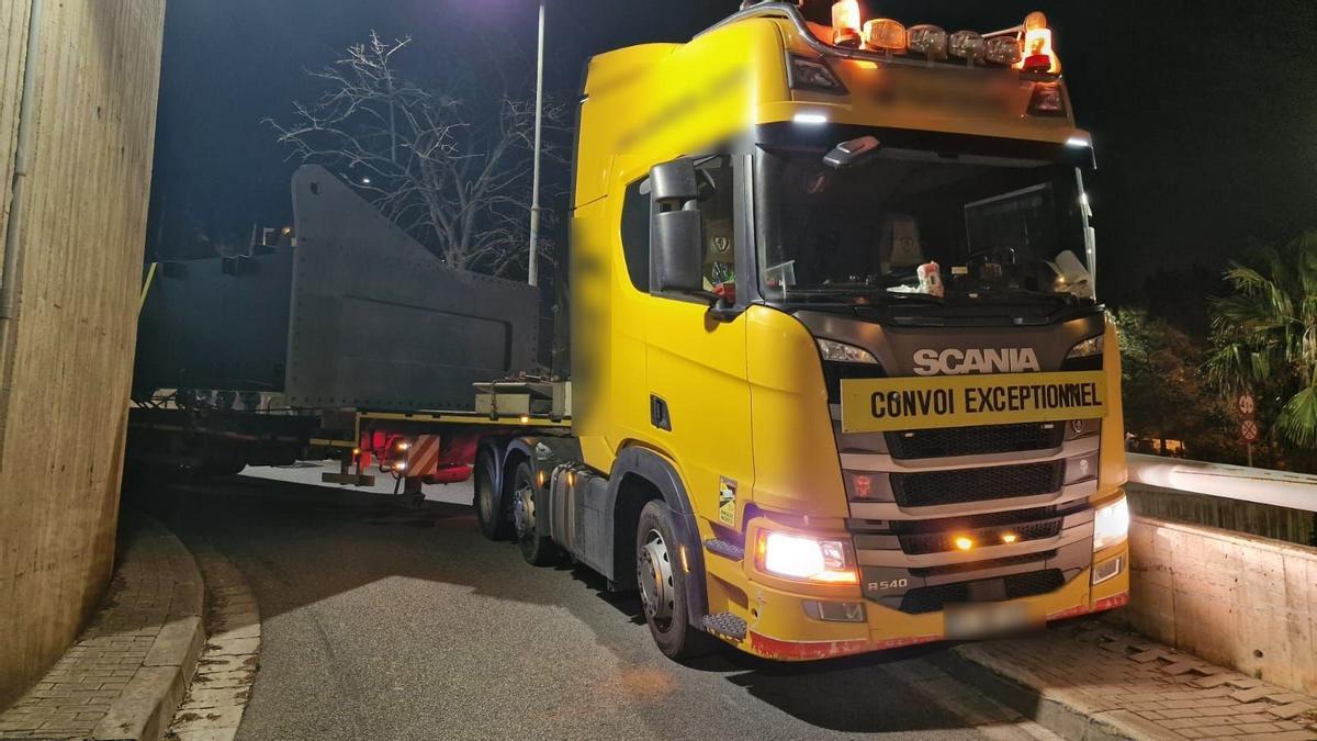 Uno de los camiones atascados al intentar incorporarse en la B-20