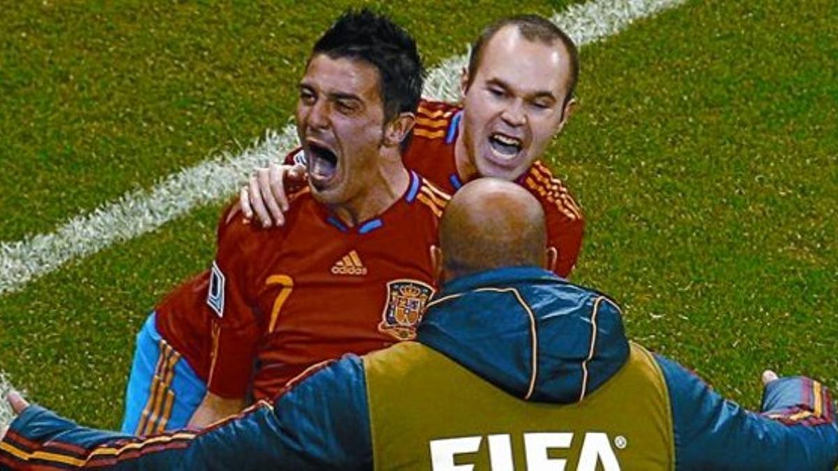 Iniesta y Reina (de espaldas) abrazan a Villa tras el gol a Portugal.