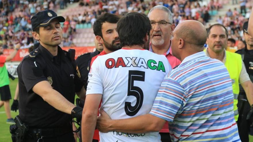 Los jugadores del Zamora CF lamentan la derrota ante el Alcobendas Sport