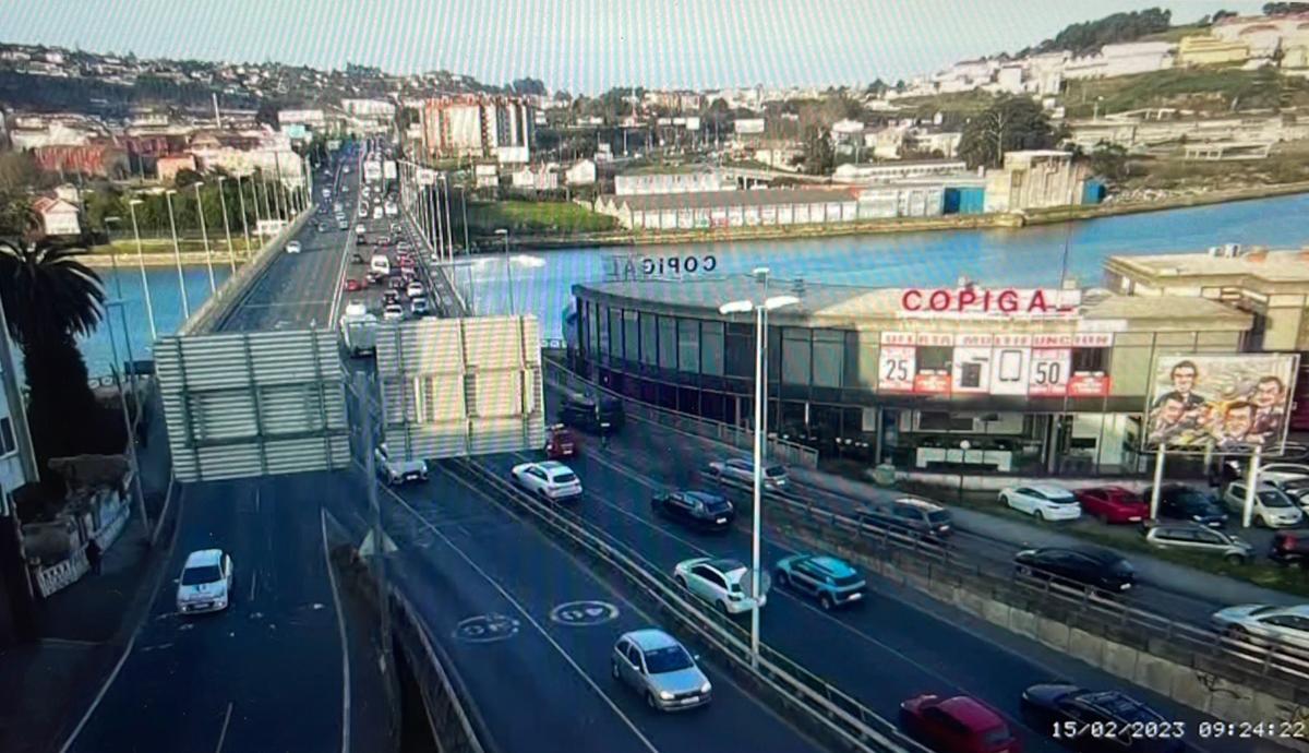 Atasco, hoy, en el puente de A Pasaxe por un accidente en Lavedra a la altura de la fábrica de armas.