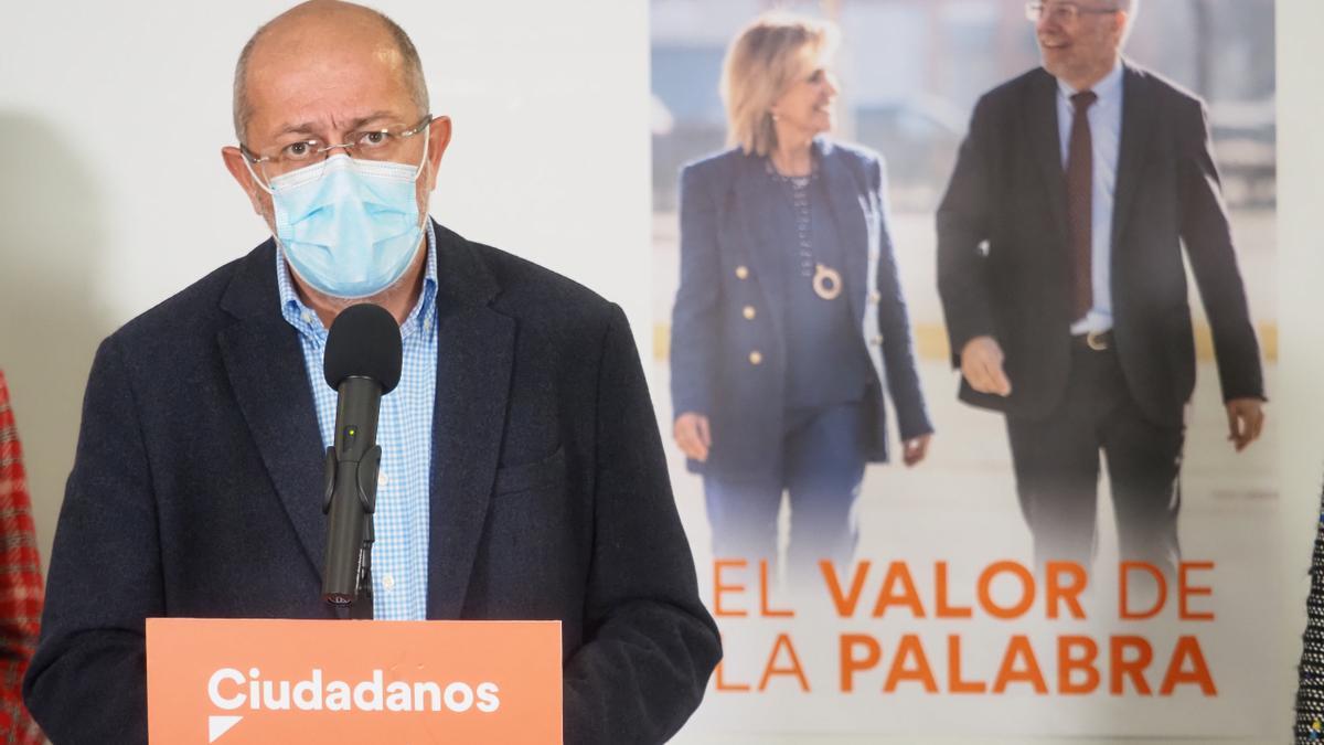 El candidato a la Presidencia de la Junta de Castilla y León, Francisco Igea, interviene durante la pegada de carteles en Burgos.
