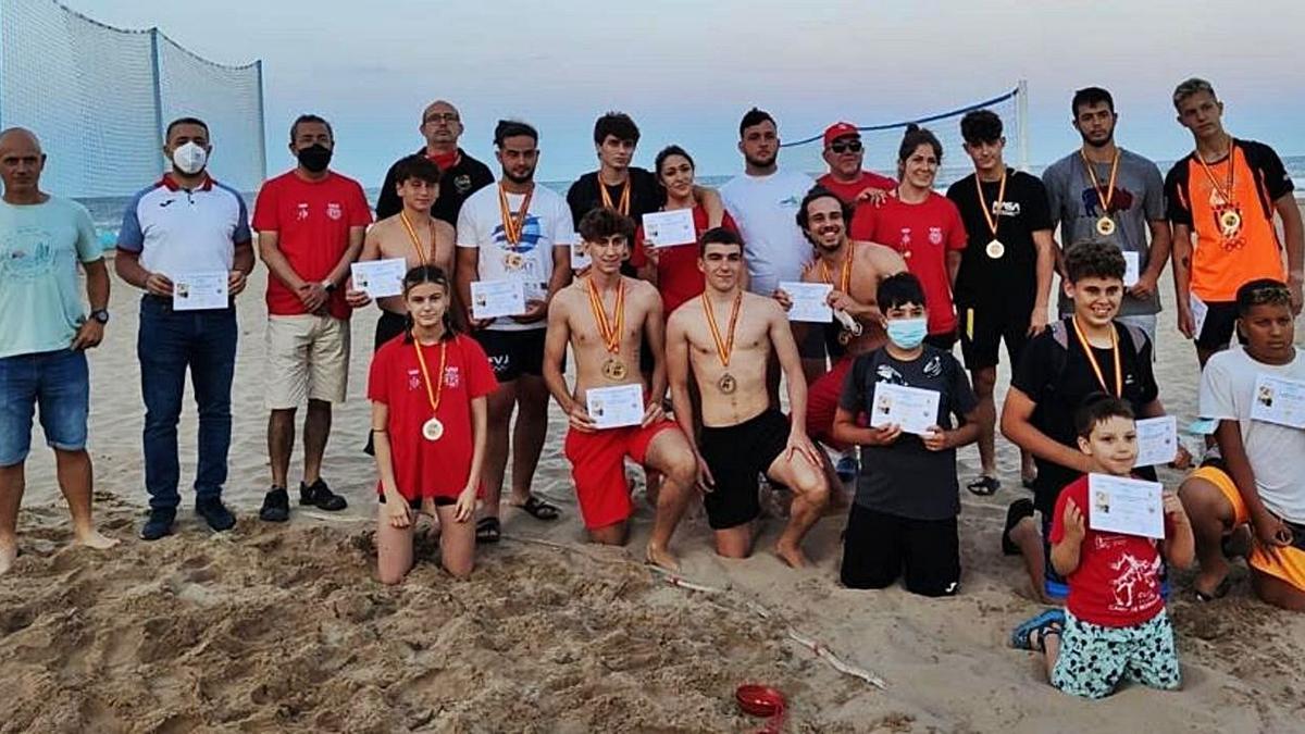 Equipo al completo del Lluita Morvedre en el autonómico de lucha playa. | LEVANTE-EMV