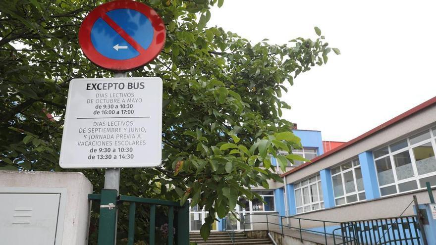 El alumnado del colegio San Cristóbal de Avilés afronta el inicio del curso con problemas en el transporte escolar