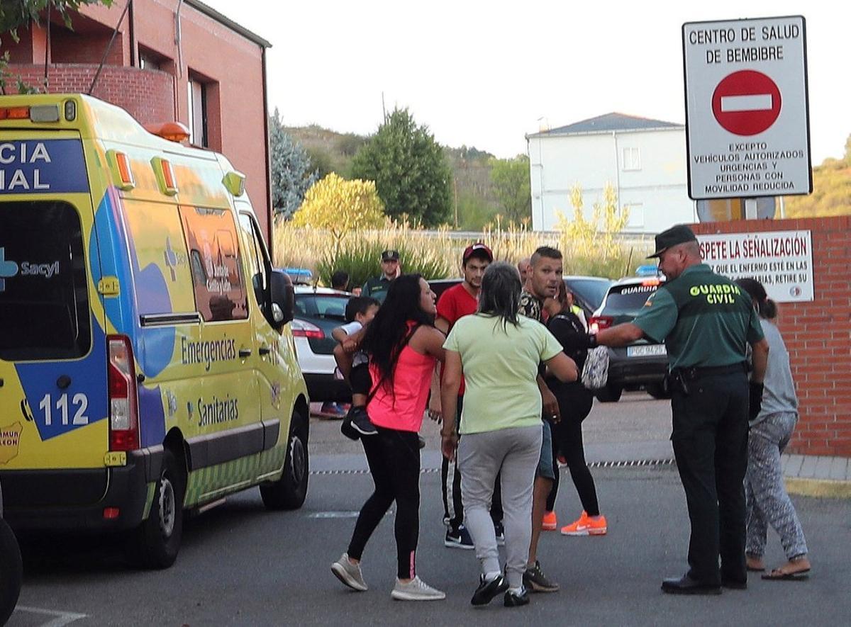 GRAF1650. BEMBIBRE (LEÓN), 01/08/2019.- Las Fuerzas de Seguridad investigan la muerte violenta de una mujer de 29 años, quien sufrió lesiones posiblemente causadas con un arma blanca, en la población leonesa de Bembibre, sin que por el momento descarten ninguna hipótesis sobre las circunstancias en las que ocurrió el suceso. Ha sido el marido de la víctima quien la ha llevado hasta un centro de salud, al que la mujer ya llegó cadáver. EFE/Ana Barredo