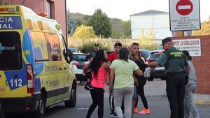 GRAF1650. BEMBIBRE (LEÓN), 01/08/2019.- Las Fuerzas de Seguridad investigan la muerte violenta de una mujer de 29 años, quien sufrió lesiones posiblemente causadas con un arma blanca, en la población leonesa de Bembibre, sin que por el momento descarten ninguna hipótesis sobre las circunstancias en las que ocurrió el suceso. Ha sido el marido de la víctima quien la ha llevado hasta un centro de salud, al que la mujer ya llegó cadáver. EFE/Ana Barredo