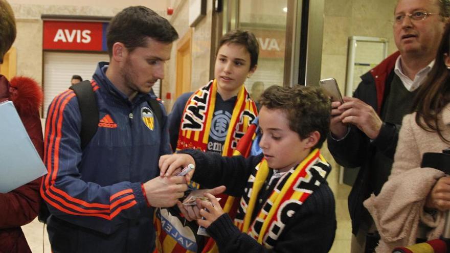 Gonzalo recibe y da ánimos al Valencia CF en Granada