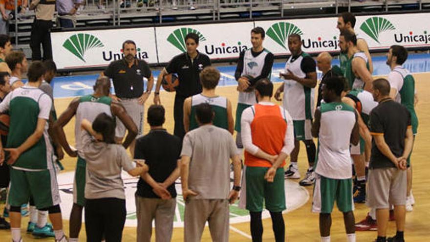 La plantilla del Unicaja, reunida tras una sesión de entrenamiento.