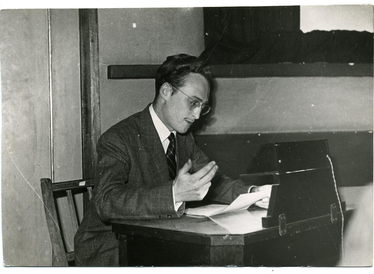 Un joven Guillermo, locutor de RNE