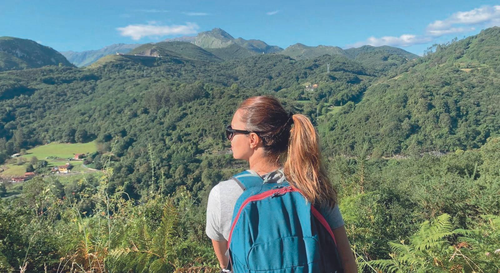 Una joven senderista observando el paisaje de Ribera de Arriba.