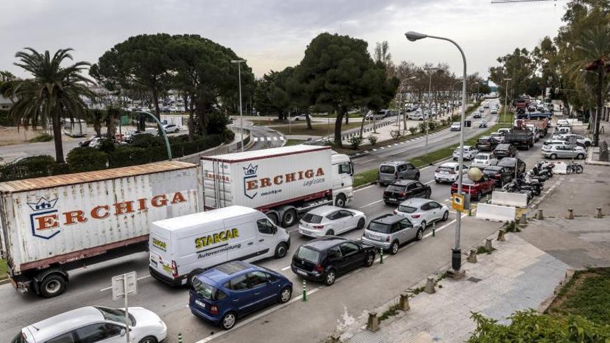 El paro de camioneros satura Palma pero no frena el abastecimiento