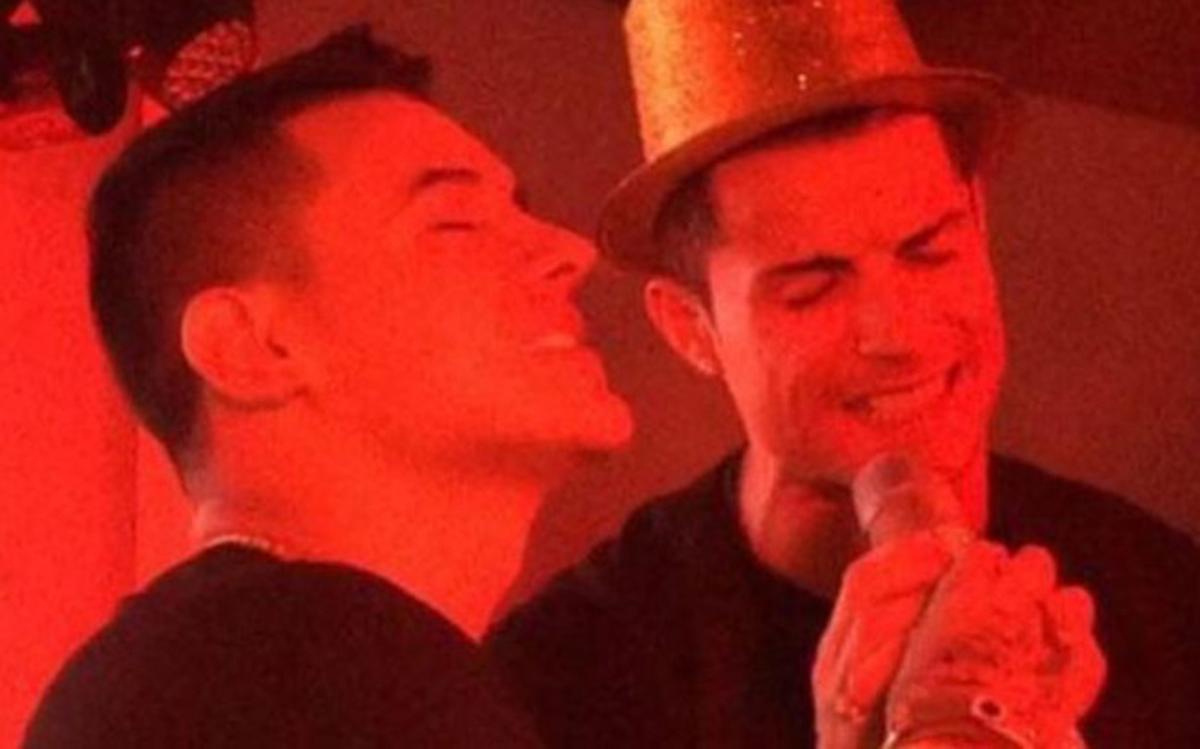 Ronaldo ahogando sus penas delante de un micrófono