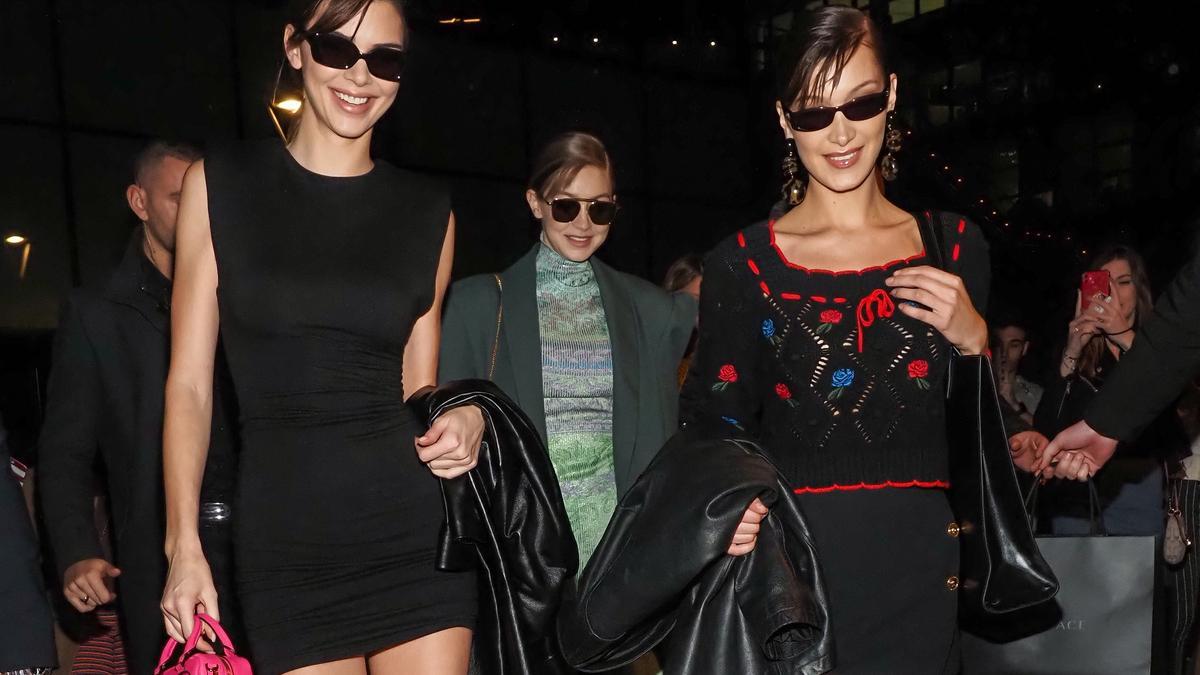 Paseo triunfal de las hermanas Hadid y Kendall Jenner a la salida del desfile de Versace en Mlán
