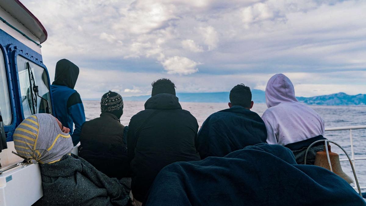 Migrantes descansando a bordo del barco de rescate Ocean Viking de la organización humanitaria marítima europea SOS Mediterranee en aguas internacionales en el golfo de Catania