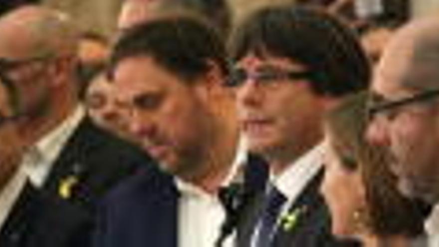 Puigdemont, entre Junqueras i Forcadell