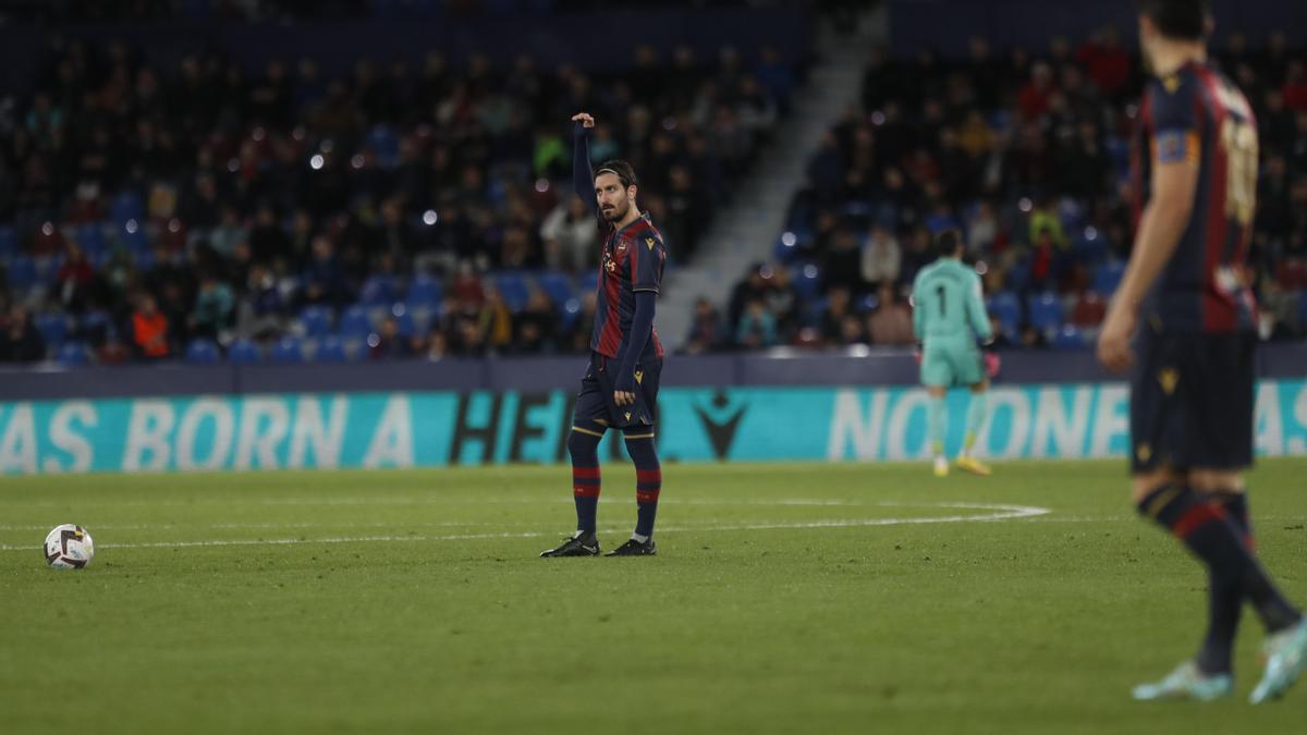 El centrocampista lleva lesionado desde el partido contra el Eibar. Tras tres semanas de recuperación, el ‘24’ quiere ayudar a los suyos de cara al que será un encuentro complicado ante un rival directo.