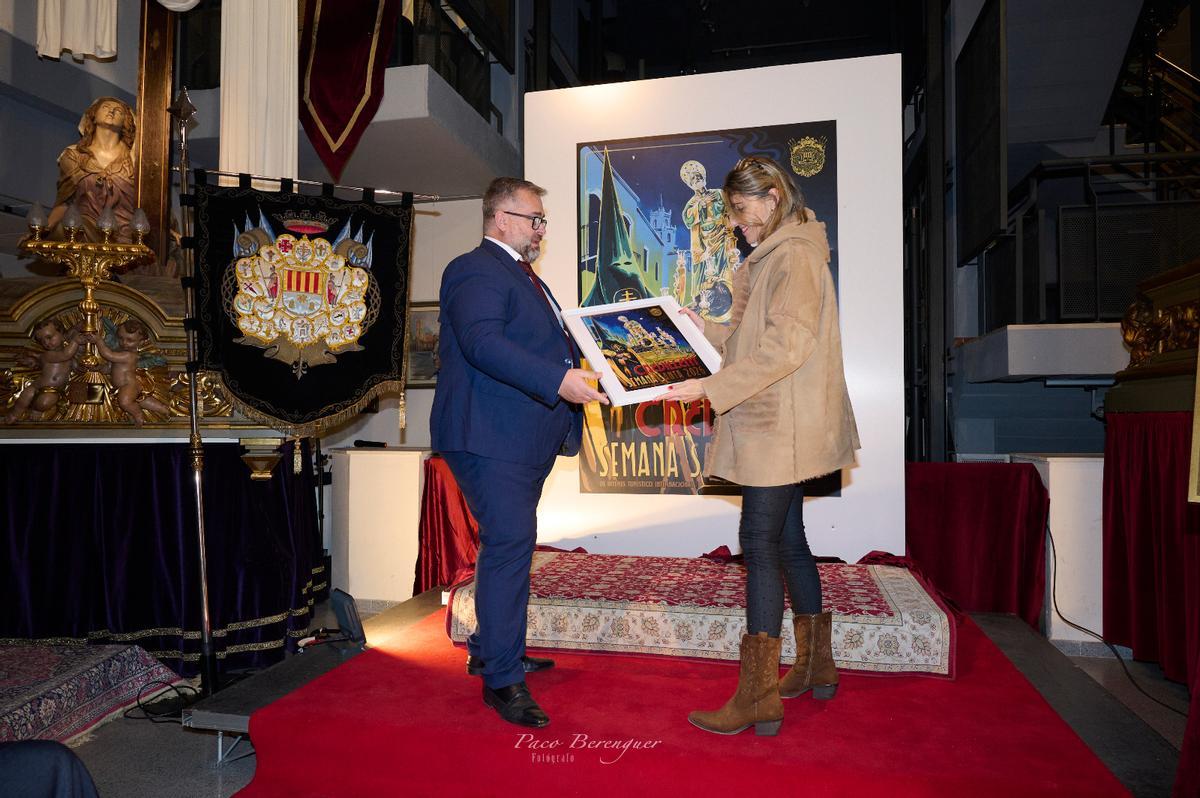 El presidente de la Federación entrega el primer cartel a la alcaldesa de Crevillent