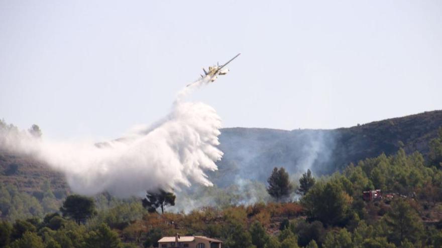 Un avión arroja agua sobre el incendio de Llíber.