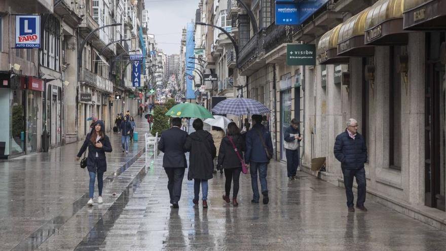 Peatones en la calle Príncipe, un dia de lluvia. // Cristina Graña