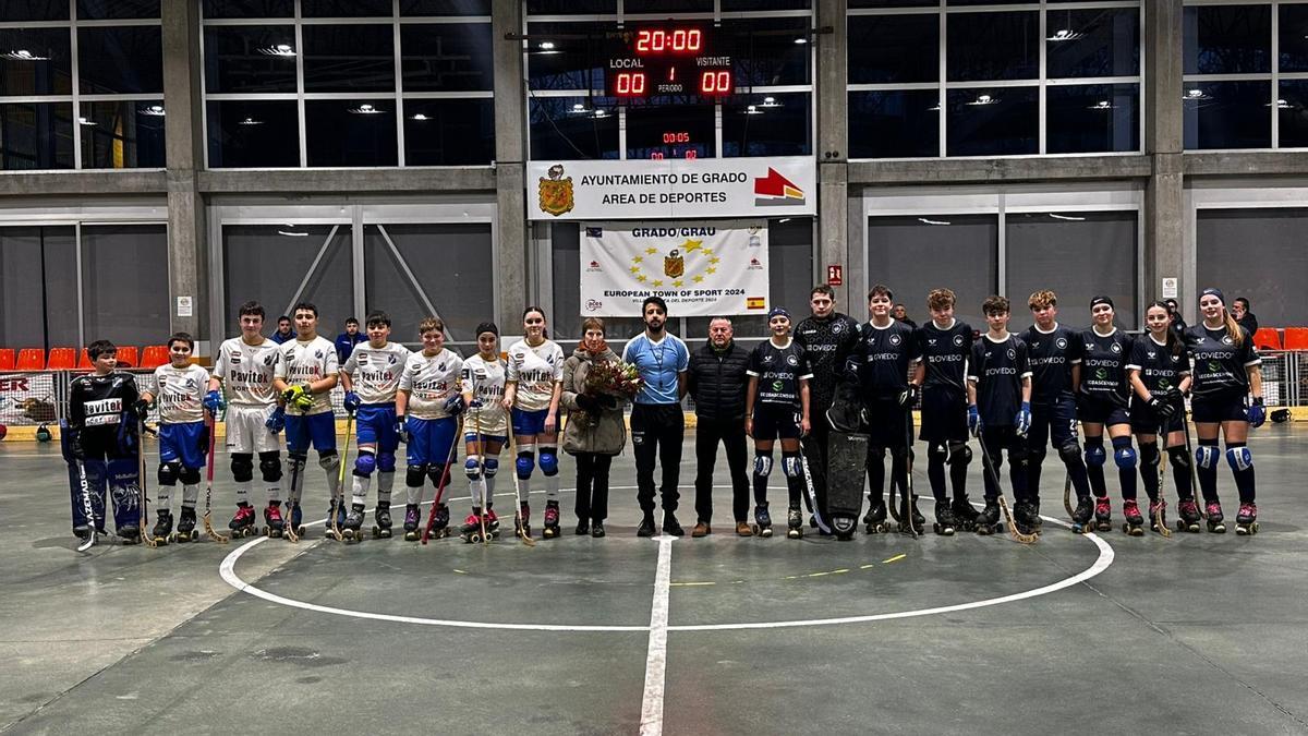Foto oficial previa al inicio de encuentro del memorial, en el polideportivo de Grado.
