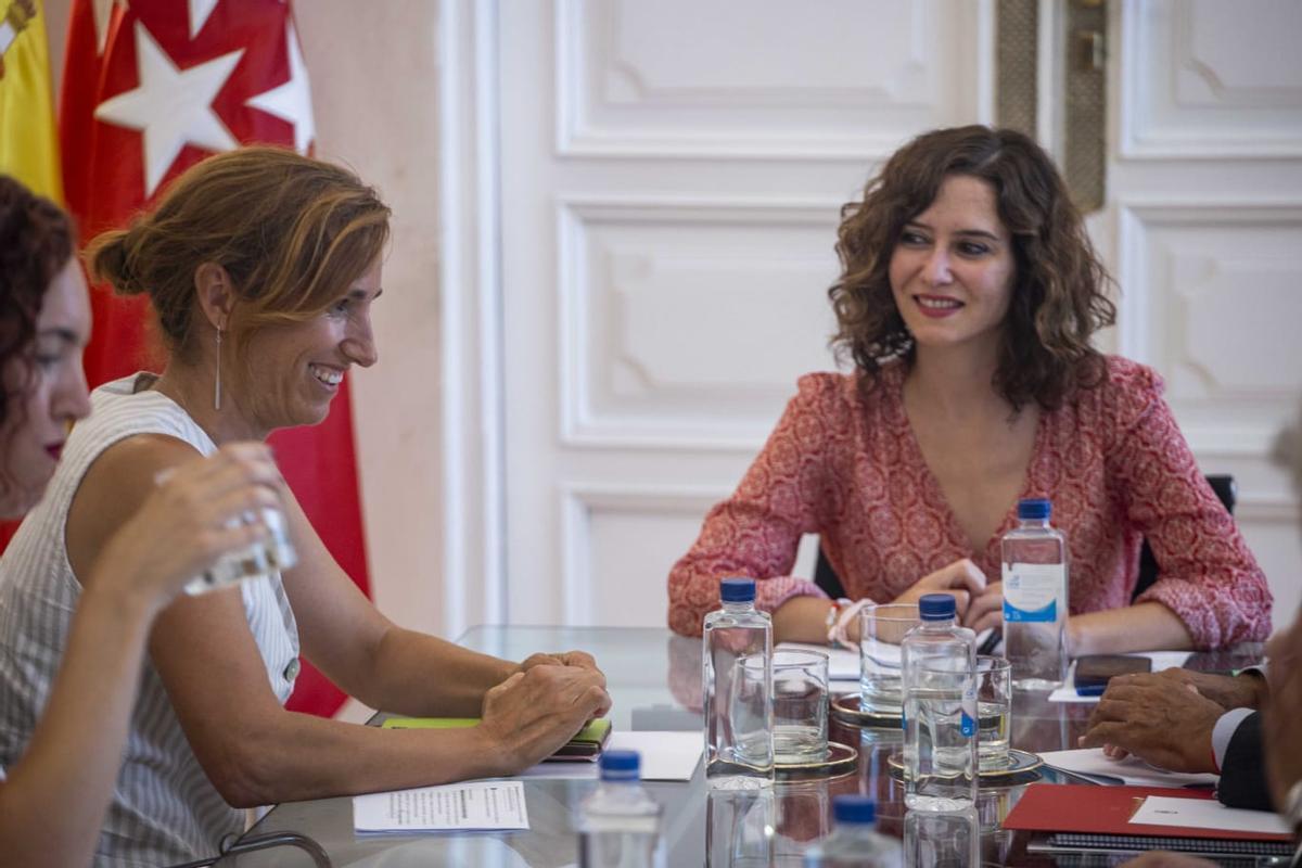 La presidenta de la Comunidad de Madrid, Isabel Díaz Ayuso, mira a la líder de la oposición, Mónica García, durante la reunión de este martes.