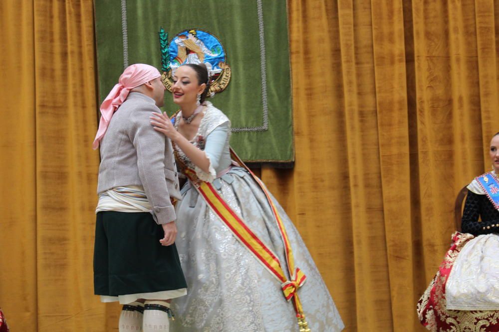 Intercambio de fotos con la fallera mayor e imposición de bunyols d'or