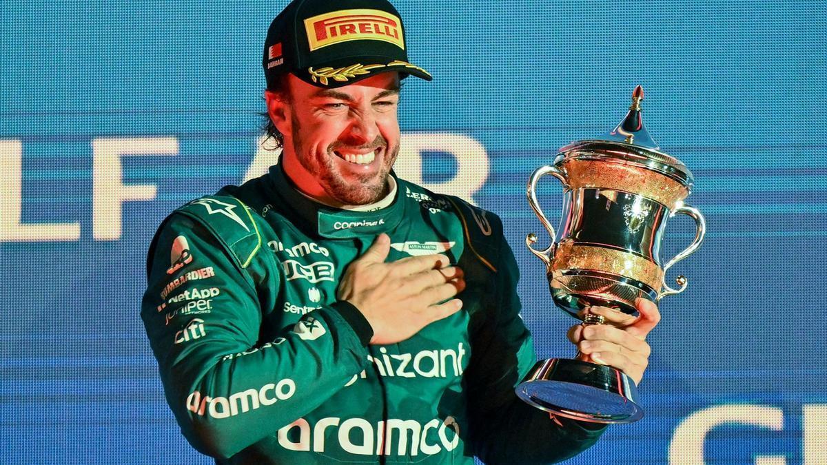 Fernando Alonso, feliz en el podio.