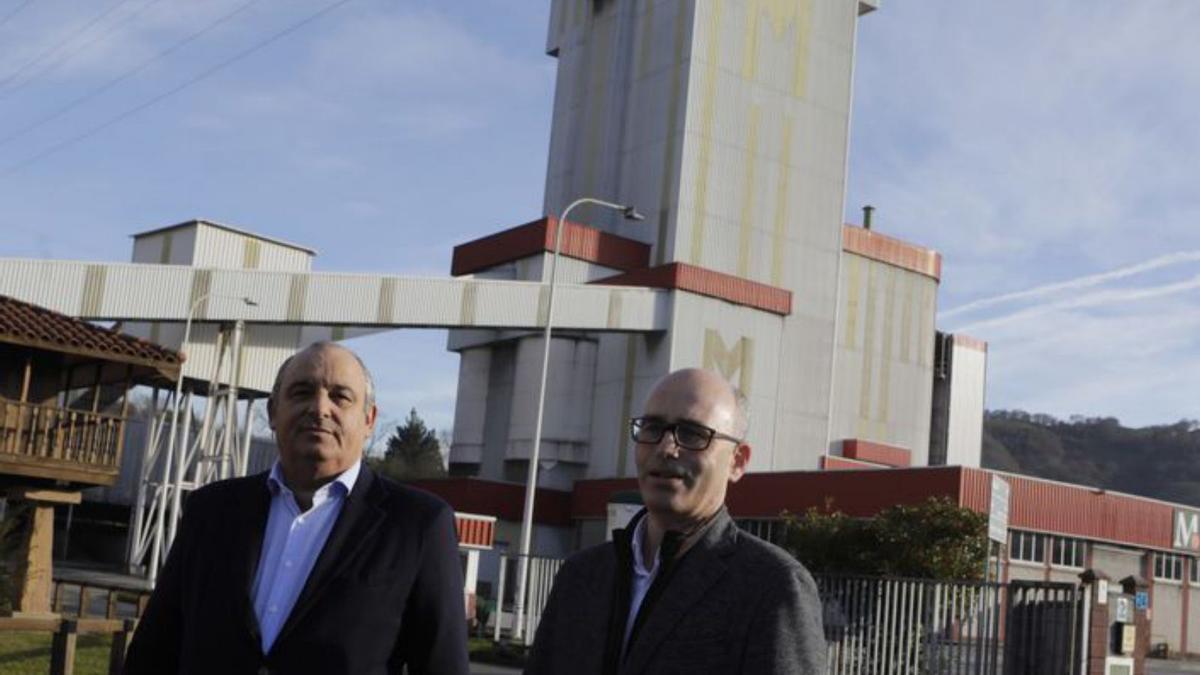 Juan José Iglesias y Óscar García, delante de la factoría, antes de que se volviera a implantar la obligatoriedad de las mascarillas anticovid en exteriores
